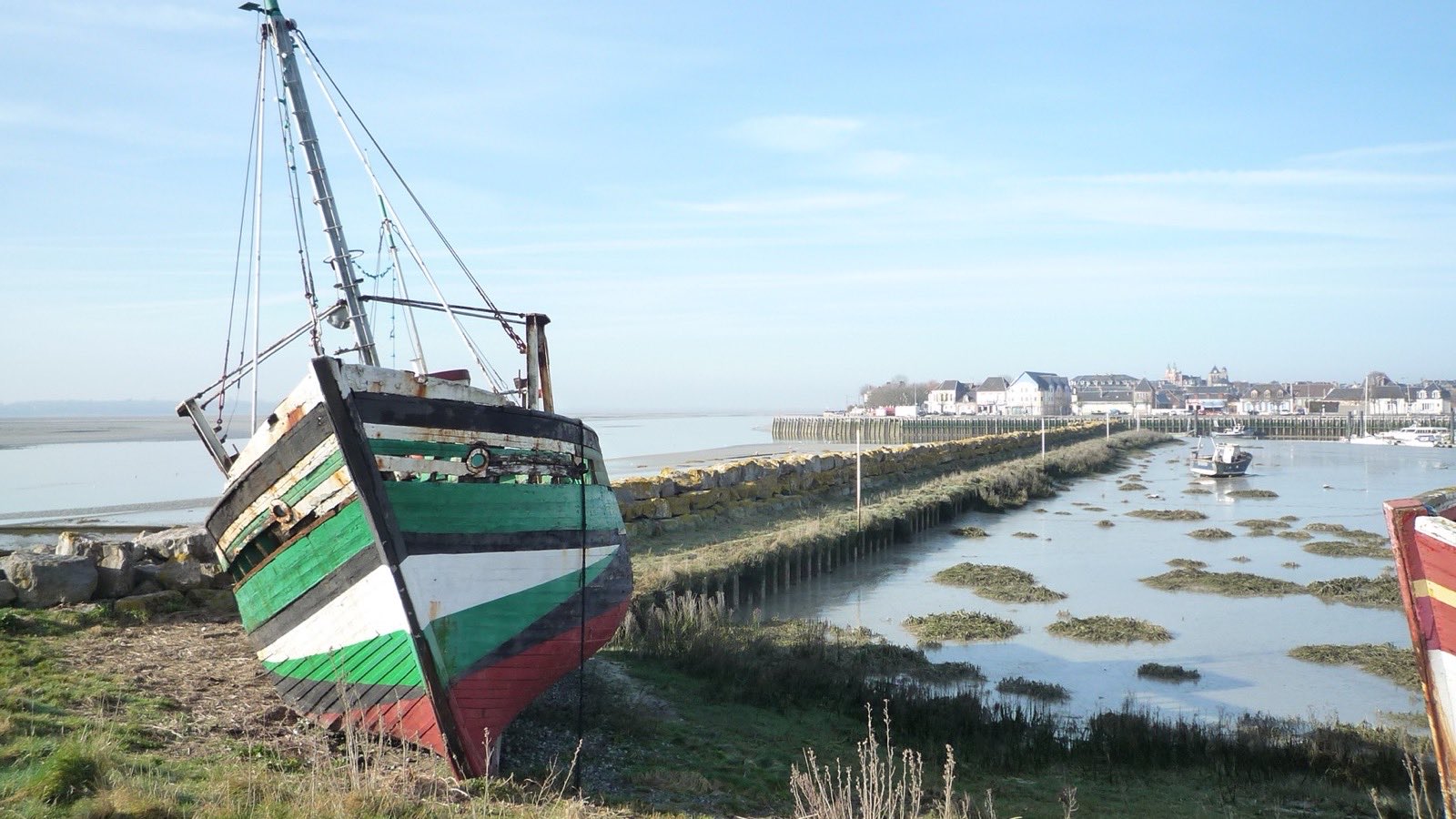 Bateau de pêche échoué dans la Baie de Somme, face au Crotoy